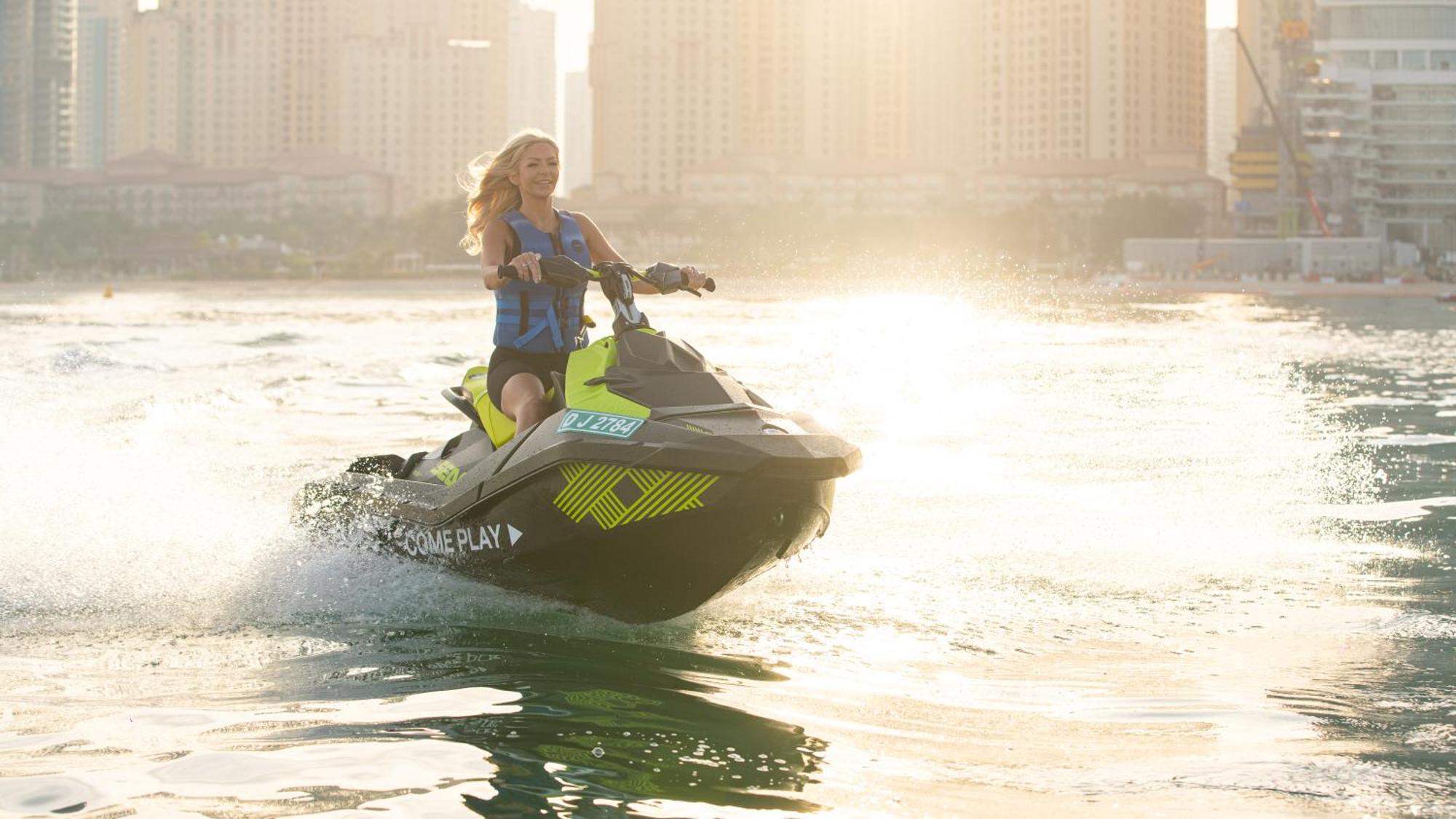 Отель Five Luxe Дубай Экстерьер фото A woman riding a personal watercraft