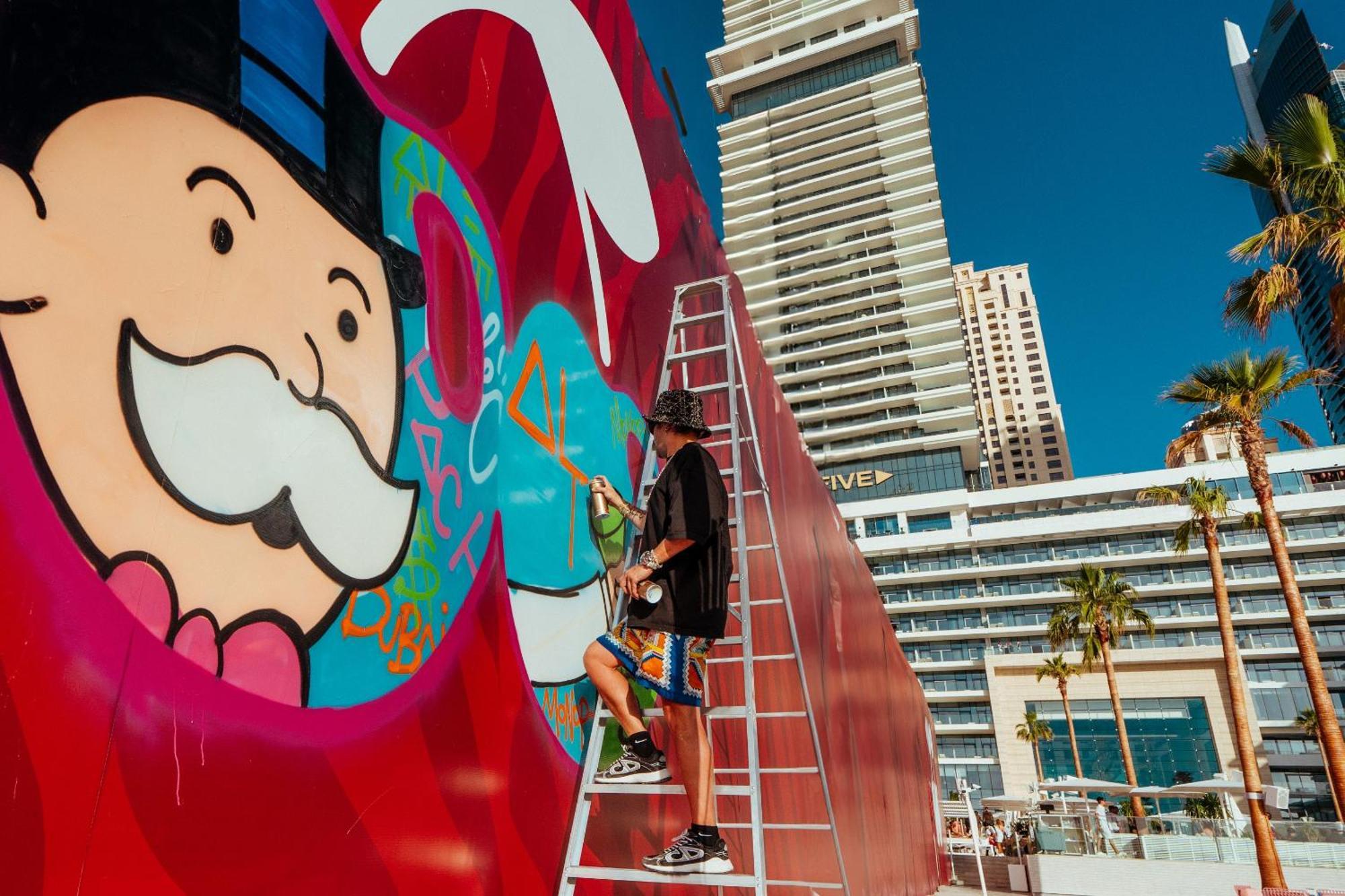Отель Five Luxe Дубай Экстерьер фото Artist working on a mural at the MGM Grand