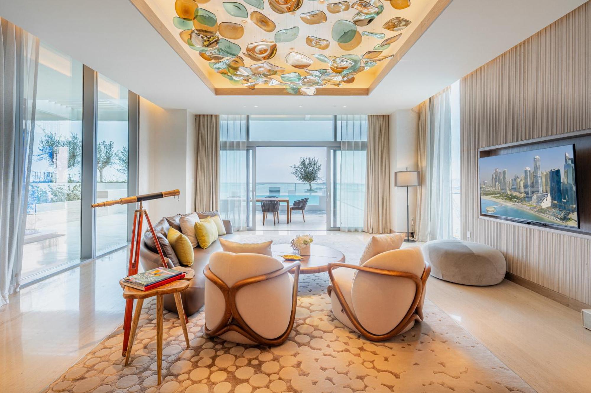 Отель Five Luxe Дубай Экстерьер фото The living room of a three-bedroom apartment