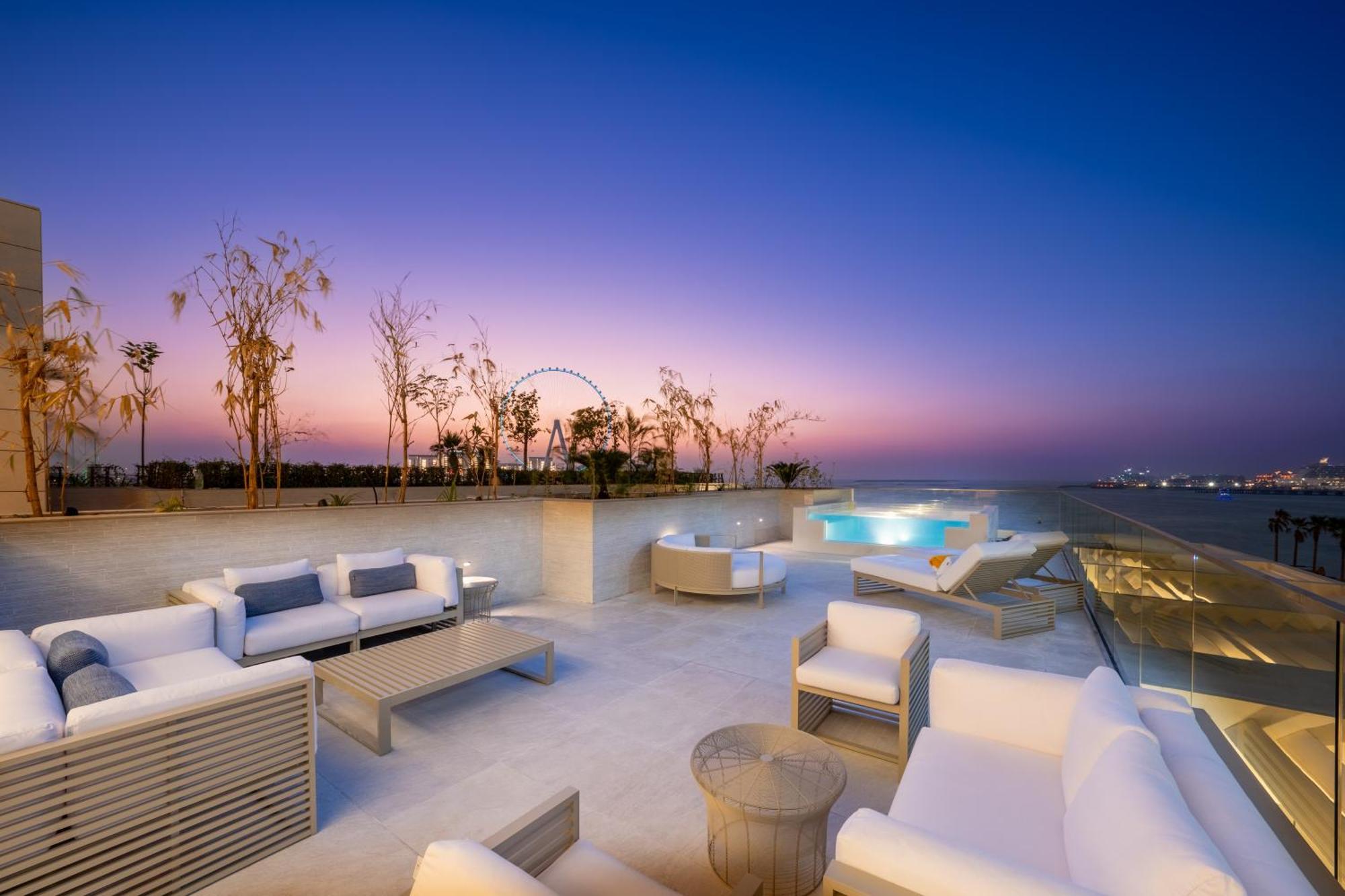 Отель Five Luxe Дубай Экстерьер фото Rooftop pool at the Westin
