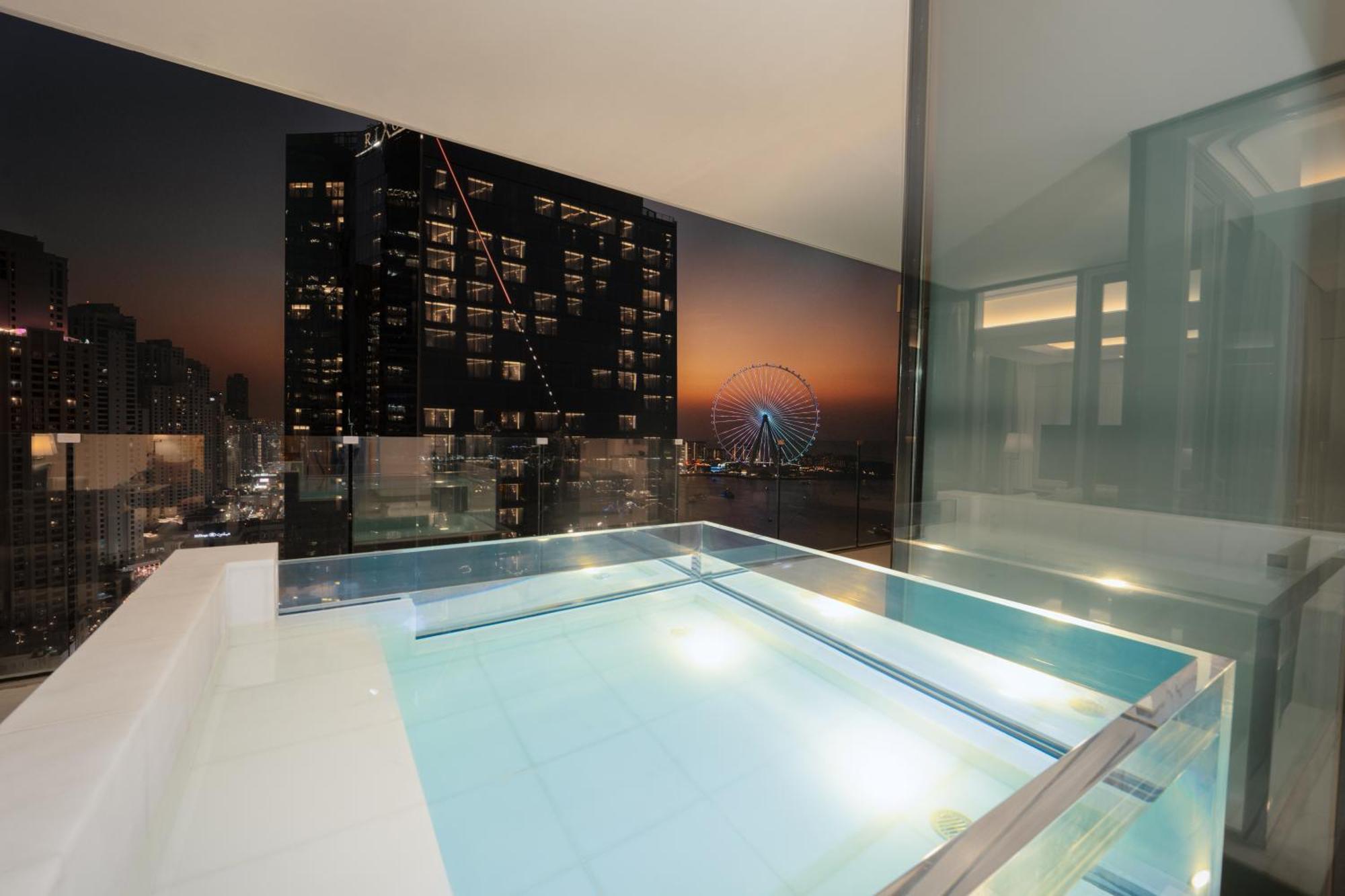 Отель Five Luxe Дубай Экстерьер фото Sky Pool