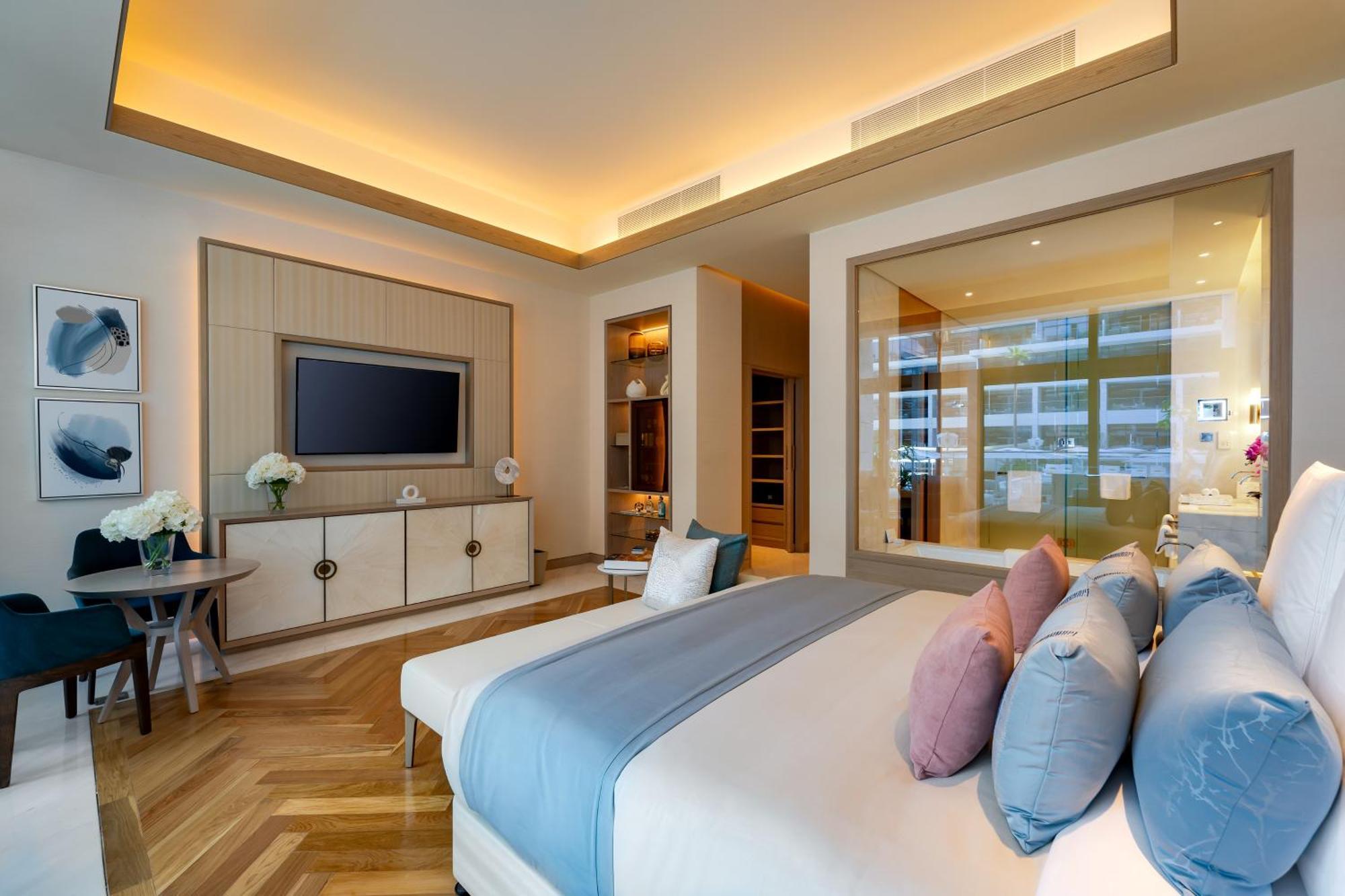 Отель Five Luxe Дубай Экстерьер фото A bedroom at the hotel