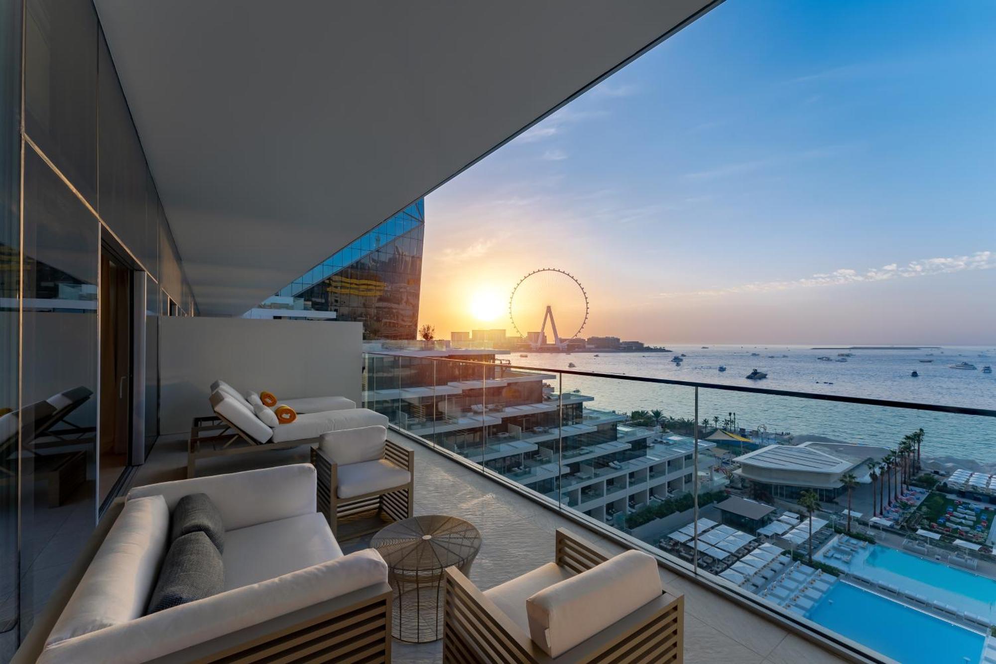 Отель Five Luxe Дубай Экстерьер фото View of the Palm Jumeirah from the hotel
